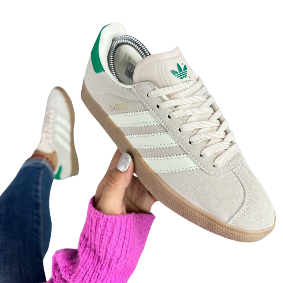 GAZELLE ADIDAS MUJER: Elegancia Clásica para tu Estilo Las GAZELLE ADIDAS MUJER son un ícono de estilo que no pasa de moda. Estas zapatillas combinan la elegancia clásica con la comodidad moderna, lo que las convierte en una opción ideal para cualquier guardarropa. En Onlineshoppingcenterg, te ofrecemos una amplia selección de Adidas Gazelle mujer para que encuentres el par perfecto que se adapte a tu estilo y personalidad.  ¿Por Qué Elegir GAZELLE ADIDAS MUJER? Las GAZELLE ADIDAS MUJER son perfectas para las mujeres que buscan un calzado versátil y de calidad. Desde las Adidas Gazelle rosas hasta las Adidas Gazelle negras mujer, hay una amplia variedad de colores y estilos que pueden complementar cualquier atuendo.  Características Destacadas Diseño Clásico y Elegante: Las GAZELLE ADIDAS MUJER destacan por su diseño minimalista y atemporal, lo que las hace perfectas para cualquier ocasión, desde una salida casual hasta un look más formal.  Comodidad Todo el Día: Gracias a su construcción de alta calidad, estas zapatillas ofrecen un confort excepcional, ideal para el uso diario.  Variedad de Colores: Disponibles en varios tonos, como las Adidas Gazelle gris mujer y las Adidas Gazelle verdes mujer, para que puedas elegir la que mejor se adapte a tu estilo.  ¿Dónde Comprar GAZELLE ADIDAS MUJER? En Onlineshoppingcenterg, puedes encontrar las GAZELLE ADIDAS MUJER en diferentes colores y tallas. Ya sea que busques las clásicas Adidas Gazelle mujer negras o prefieras un toque de color con las Adidas Gazelle mujer rosas, tenemos lo que necesitas.